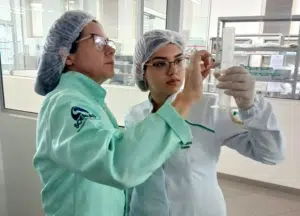 Leia mais sobre o artigo Professora Ensina Estudantes de Estética e Cosmética a Fazerem Shampoo