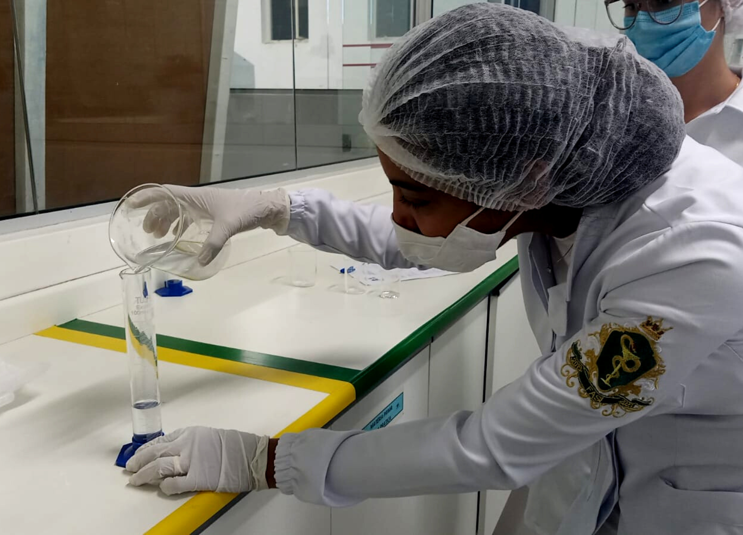 Você está visualizando atualmente Estudantes Fazem Loção para Queda e Cabelo na Farmácia Escola